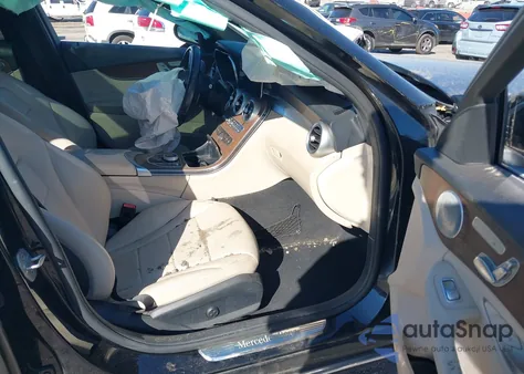 2021 Mercedes-Benz C 300 4Matic z USA, uszkodzony, nr VIN W1KWF8EBXMR648227